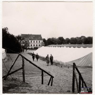 ©ICRC/1940.07.31/War 1939-1945. Schubin. Stalag XXI B,  prisoners of war camp. Visit of the delegate ICRC Dr. Descoeudres/ICRC Photo Library V-P-HIST-01725-01
