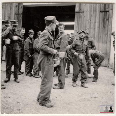 ©ICRC/1940.07.31/War 1939-1945. Schubin. Stalag XXI B, prisoners of war camp. English prisoners of war, food distribution/ICRC Photo Library V-P-HIST-01522-06