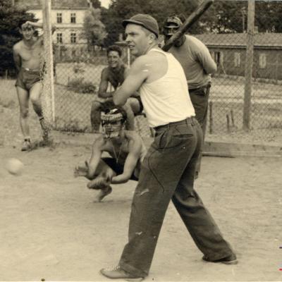 ©ICRC/1944.07.10/WW II 1939-1945. Altburgund, Oflag 64, prisoner of war camp. American PoW playing baseball/ICRC Photo Library V-P-HIST-01806-35