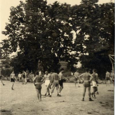 ©ICRC/1944.07.10/WW II 1939-1945. Altburgund, Oflag 64, prisoner of war camp. American PoW playing baseball/ICRC Photo Library V-P-HIST-01806-38A